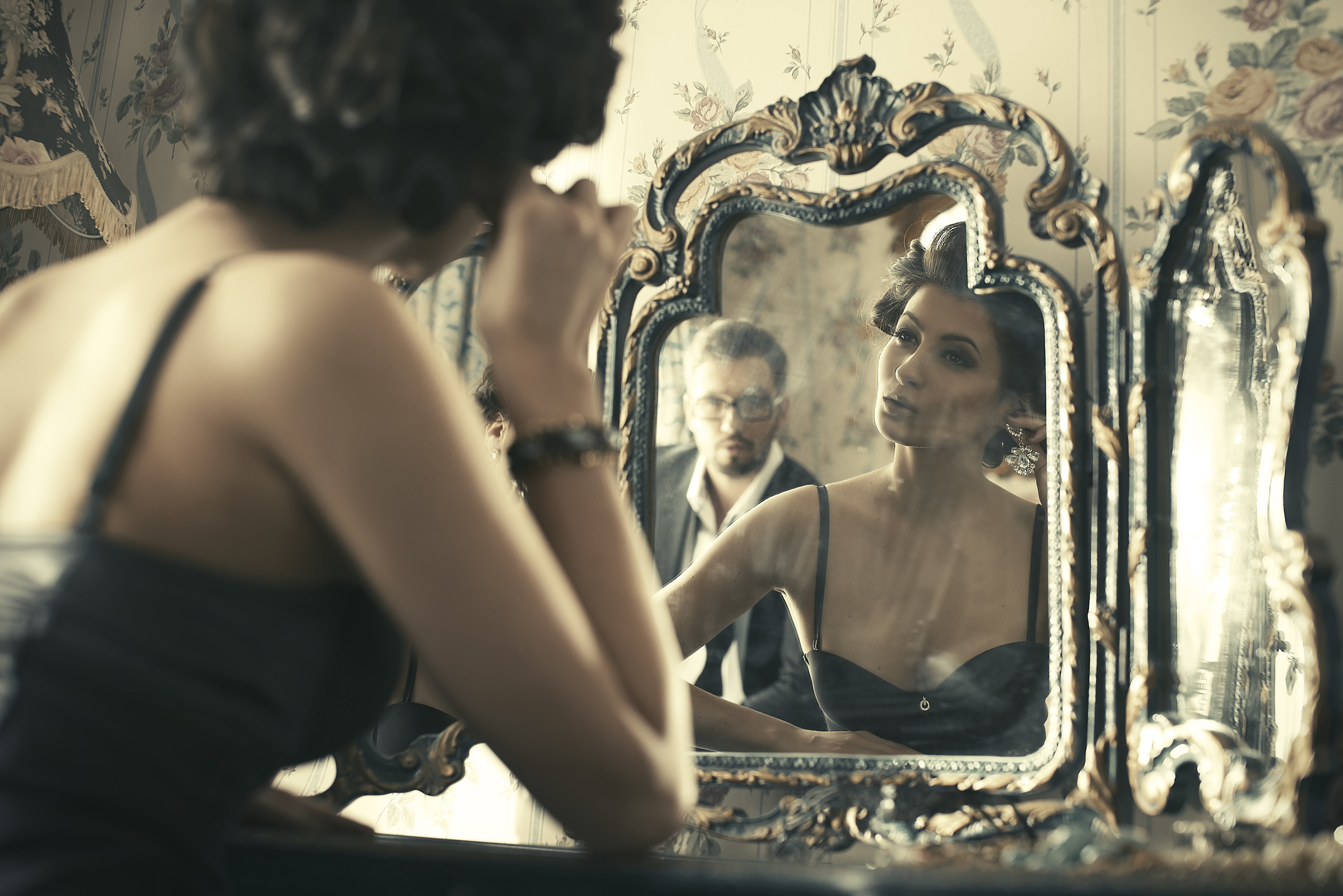 Девушка отражение в большом зеркале